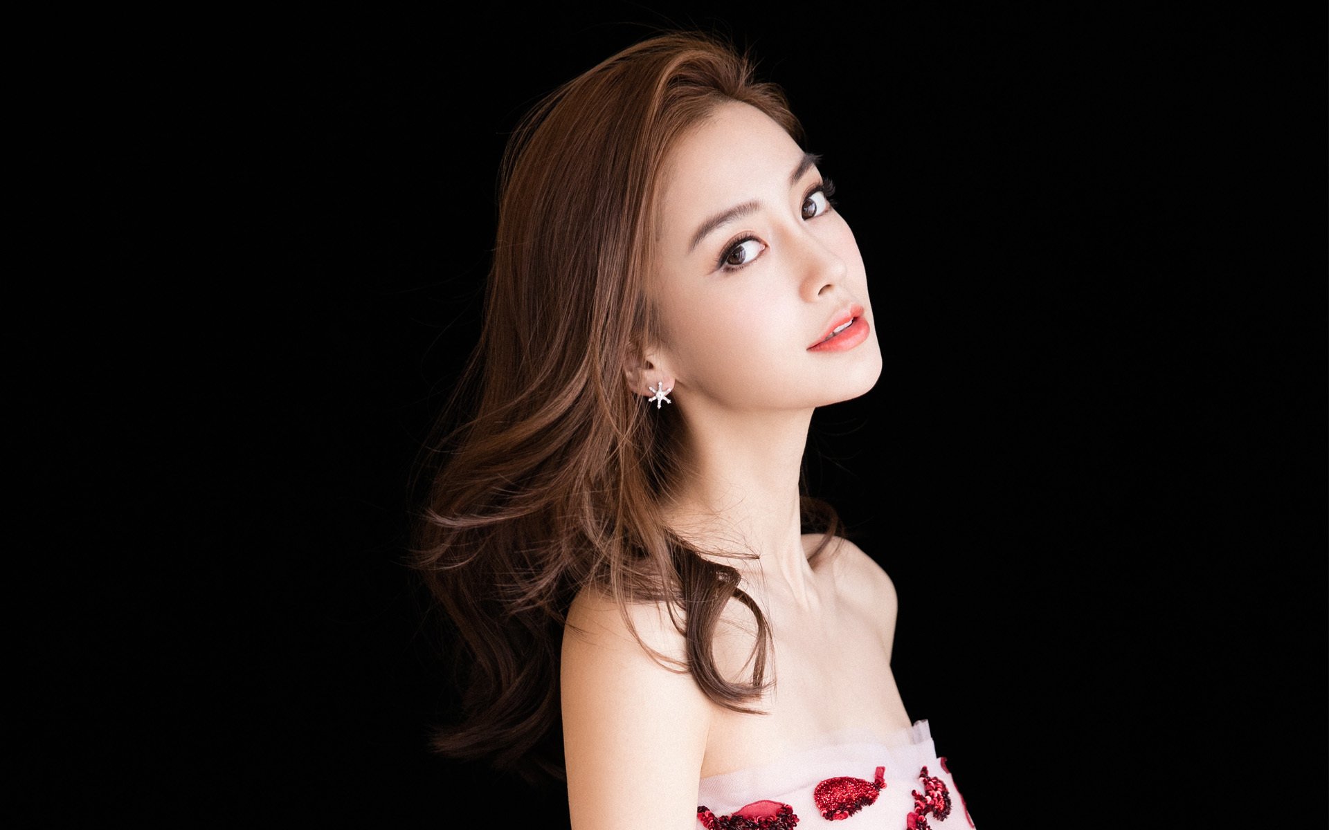 九游网页版官网-阿尔阿赫利签约新外援，增强进攻实力，阿赫拉尔